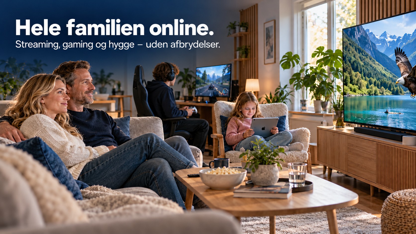 Hele familien online: Forældrene ser TV, sønnen gamer, og datteren bruger en tablet.
